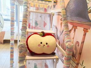 青岛青岛旺莎主题民宿的房间架子上放着一个玩具苹果