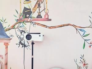 青岛青岛旺莎主题民宿的墙上挂着一个钟，钟上挂着一根树枝。