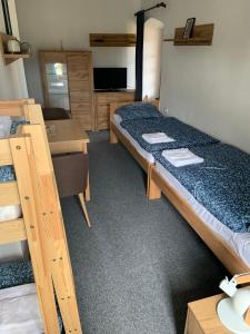 Ένα ή περισσότερα κρεβάτια σε δωμάτιο στο Zájezdní hostinec U Labutě Myštice