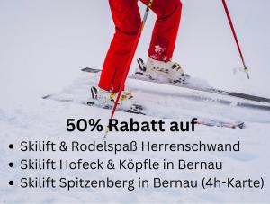 托特莫斯Ferienwohnung Panoramablick - super für deine Familie und die besten Aussicht in ganz Todtmoos的一张雪地里滑雪者的照片 更多32张照片