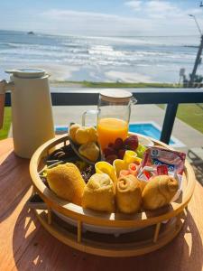 un plato de comida con un vaso de zumo de naranja en Austral Suítes à Beira-Mar, en Imbituba