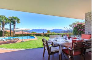 Bazén v ubytování Villa Diamante con Vista Lago Maggiore e Piscina nebo v jeho okolí