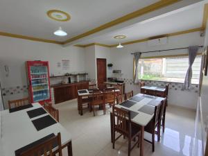 a kitchen and dining room with tables and chairs at Hotel Val-de-Cans Aeroporto in Belém