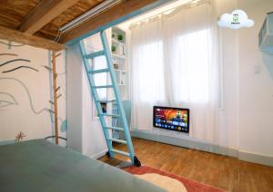 Μια τηλεόραση ή/και κέντρο ψυχαγωγίας στο La chambre COCTEAU