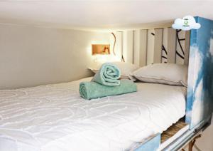 Ένα ή περισσότερα κρεβάτια σε δωμάτιο στο La chambre COCTEAU