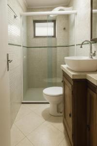 Et badeværelse på Terraza 450 BC - Varanda - Garagem - 450m praia - Wi-Fi 500 Mbps + 6 billeder