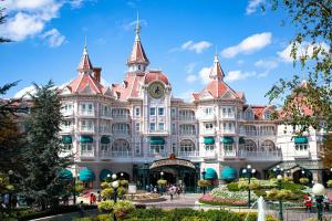 a large white building with a clock tower at Élégant T2 à La Queue en Brie in La Queue-en-Brie