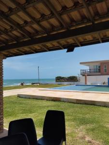 mit Blick auf den Pool und das Meer in der Unterkunft Pousada Pé na Areia Morro Branco in Beberibe