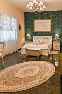 尼科洛西B&B Blanc Maison Etna Relais & Charme的一间卧室配有一张床和一张大地毯