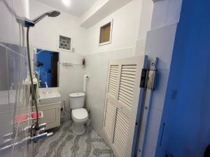 a bathroom with a toilet and a sink and a shower at Chambre double meublée in Mbour