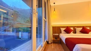 una habitación de hotel con una cama y una ventana grande en The Miste Munnar By D2V, en Munnar