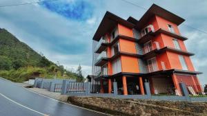 un edificio al costado de una carretera en The Miste Munnar By D2V, en Munnar