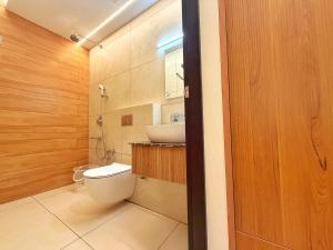 un baño con inodoro y lavabo en The Miste Munnar By D2V, en Munnar