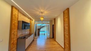 Un pasillo con una cocina con fregadero y un techo. en The Miste Munnar By D2V, en Munnar 35 fotos más