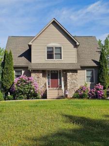 En have udenfor Home in Mount Pocono - Sauna & Lakefront