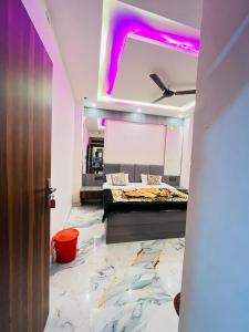 AyodhyaHotel Kaushalya的一间设有一张床和紫色光的房间