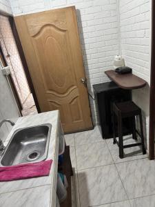 una cucina con lavandino e porta in legno di Cartagena Hostel a Cartagena de Indias Altre 18 foto