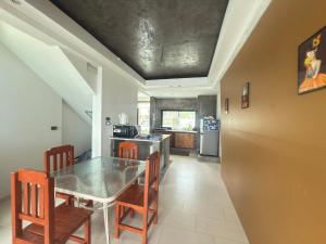 eine Küche und ein Esszimmer mit Tisch und Stühlen in der Unterkunft Koh Chang Pool Villa Viewthalay in Ko Chang