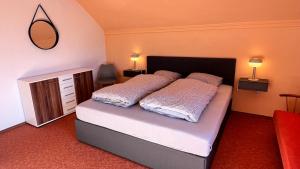 un dormitorio con una cama con dos almohadas. en Haus Romsicht Karinthië, en Kerschdorf