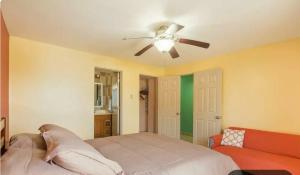 Un dormitorio con una cama y un ventilador de techo. en Paradise suites &residence, en San Pedro 17 fotos más