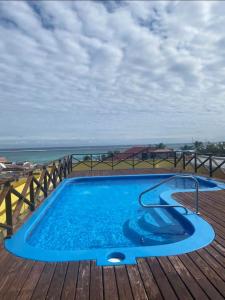 una piscina en una terraza con el océano en el fondo en Paradise suites &residence, en San Pedro