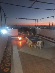un patio con tavolo e sedie sul tetto di Panorama Housing Complex ad Addis Abeba Altre 10 foto