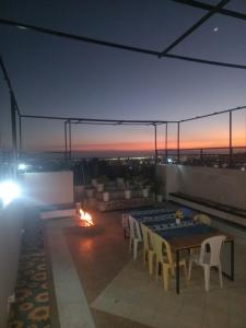 un tavolo e delle sedie su un balcone con un tramonto di Panorama Housing Complex ad Addis Abeba