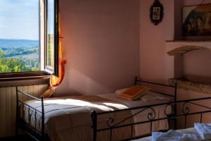 蒙特法尔科吉罗拉莫教主酒店的有两张床和一扇窗户的卧室