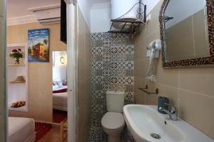 un piccolo bagno con un water e un lavandino di Riad Makech a Marrakech