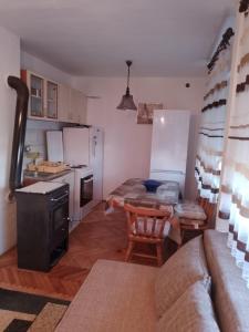 Una cocina con un sofá y una mesa en una habitación. en Apartman Čeliković, en Bosanski Šamac