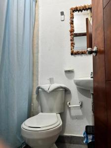 un bagno con un water e un lavandino di Cartagena Hostel a Cartagena de Indias