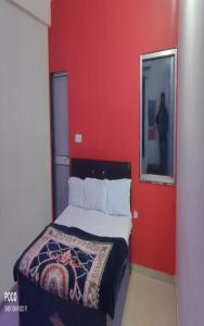 Giường trong phòng chung tại Mahadev Guest House