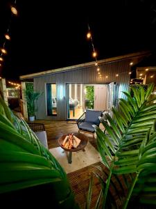 Un lugar para sentarse en The Secret Garden Glamping Lancashire