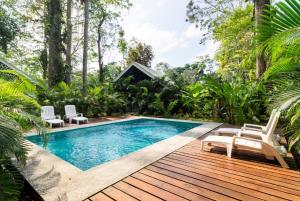 Piscina de la sau aproape de Villa Wolaba