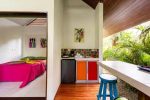 O bucătărie sau chicinetă la Villa Wolaba