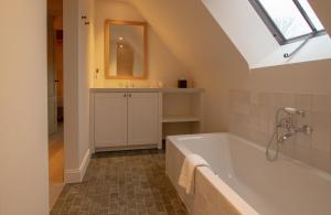 达默De Snippe的带浴缸和水槽的浴室