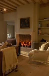 达默De Snippe的客厅设有壁炉,配有蜡烛