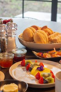 达默De Snippe的桌子上摆满了食物、水果和糕点 更多50张照片