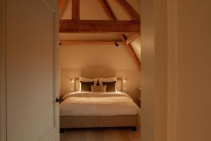 a bedroom with a bed in a room at De Snippe in Damme