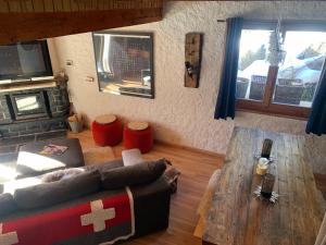 Master Bedroom - Verbier Chalet في فيربير: غرفة معيشة بها أريكة وطاولة