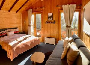 Master Bedroom - Verbier Chalet في فيربير: غرفة نوم بها سرير وأريكة