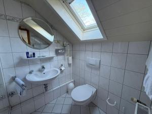 Wirtshaus zur Heimlichen Liebe في Essen: حمام مع مرحاض ومغسلة ونافذة