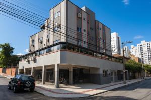 a building with a car parked in front of it at Refúgio com Varanda, Wi-Fi Rápido, 450m da Praia, seu Cantinho em BC in Balneário Camboriú