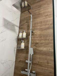 eine Dusche im Bad mit einer Wand in der Unterkunft Uniri Urban Escape 103 in Craiova