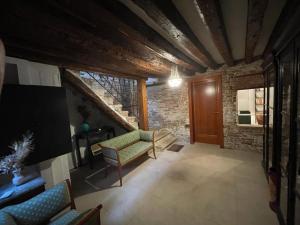 威尼斯Residenza Corte Antica B&B的客厅里有一张沙发和一台电视