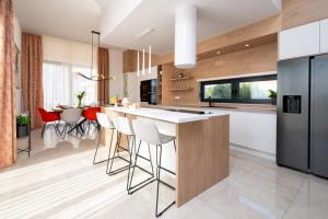 Una cocina con una gran isla con encimeras blancas. en Imperium Nova, en Nairobi