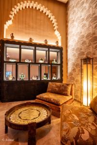 舍夫沙万Ain Chaouen的客厅里有一张沙发和一张桌子。