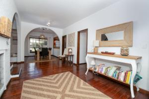 un soggiorno con una libreria con libri di Villa Kunterbunt Punta del Este a Punta del Este