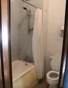 Ένα μπάνιο στο Tana hotel