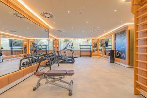 ein Fitnessstudio mit vielen Heimtrainern in der Unterkunft Ribera de Triana Hotel in Sevilla